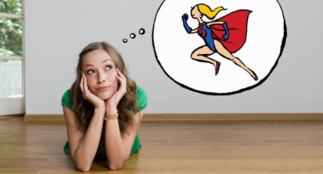 Frau liegt auf dem Parkettboden und denkt an Superwoman (Gedankenblase)